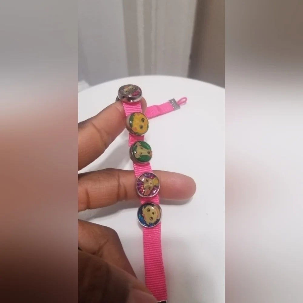 Girls Pink Mogo Charm Magnetic Bracelet.🌴